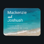 Íman Ocean Turquoise Water Beach Casamento Salve a data<br><div class="desc">Imã salve a data de casamentos de praia com água azul-turquesa profunda lavando em terra em uma praia arenosa macia,  com tipografia moderna e mínima e um olhar sereno e frio que será lindo em qualquer geladeira como um lembrete de seu casamento na praia de destino.</div>