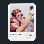 Íman Ofertas de Casais de Foto Solar Eclipse 2024<br><div class="desc">Apresentando nossos Casais de Foto do Total Solar Eclipse 2024 Oferece o Ornamento Cerâmico, um aplauso querido capturando a magia desse evento celestial. Personalizado com sua foto favorita do eclipse solar, este ornamento comemora o momento inspirador quando o sol, a lua e a terra se alinham. Feito de cerâmica de...</div>