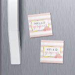 Íman Olá, Magnet maravilhosa | Tiras cor-de-rosa e espu<br><div class="desc">Olá,  linda! A imã de geladeira apresenta um delicado fundo de faixa rosa,  borda falsa dourada e um grupo de peões em tons bonito de pincel. Coordena-se com as nossas suites de convite à Pia Rosa e Blush Peony,  material de escritório,  artigos de casa e acessórios. Texto totalmente personalizável.</div>