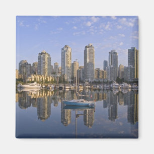 Íman Olhando através do False Creek para a silhueta de