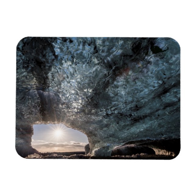 Íman Olhando para fora de uma caverna de gelo, Islândia (Horizontal)