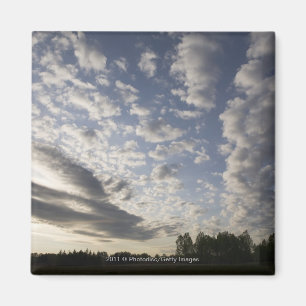 Íman Opinião do céu do horizonte com nuvens