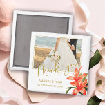 Íman Orange Oleander Flowers Foto de agradecimento Casa<br><div class="desc">Elegante Orange Oleander Flowers Foto de agradecimento. Imã de casamento fotográfico com uma foto de casamento, noiva, noiva e noivo e data de casamento. A design apresenta uma ilustração impressionante de flores vibrantes de oleandro laranja e de folhas verdes esmagadoras. O design floral quente evoca um senso de romance e...</div>