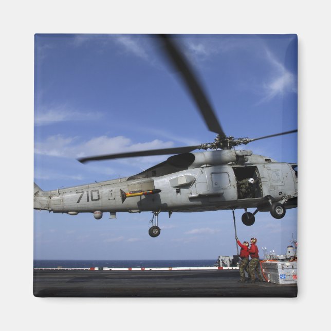 Íman Ordnancemen conecta cabos de transporte (Frente)