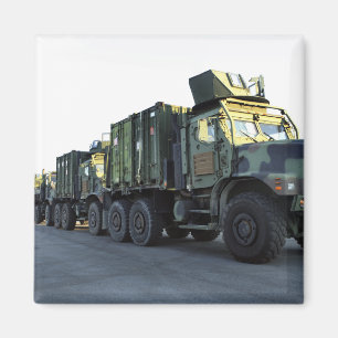 Íman Os caminhões blindados sentam-se no cais na cidad