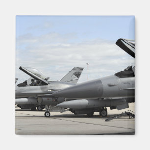 Íman Os Falcons F-16 de combate esperam para lançar-se