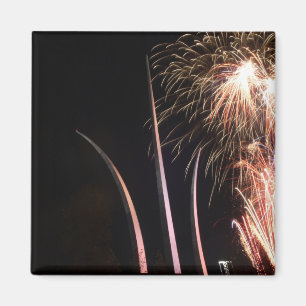Íman Os fogos-de-artifício iluminam acima o memorial d