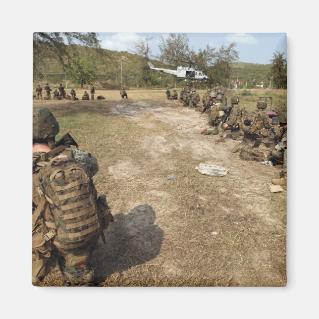 Íman Os fuzileiros americanos fornecem segurança como u (Frente)