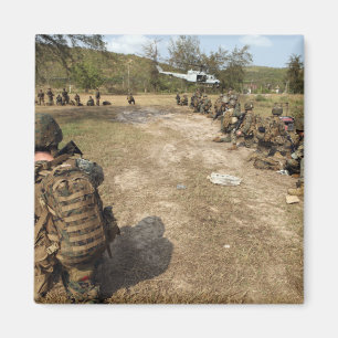 Íman Os fuzileiros navais dos E.U. fornecem a seguranç