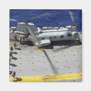 Íman Os fuzileiros navais embarcam um helicóptero do