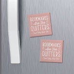 Íman Os Marcadores São Para O Quitters Personalizado Bo<br><div class="desc">Este design de nerd bonito para amantes de livros, livrarias, autores, escritores, amigos de clubes de livros ou leitores ávidos apresenta a citação engraçada "Os Marcadores São para Quitters" com duas pequenas ilustrações de livros sobre um fundo rosa empoeirado. Personalize com uma linha de texto personalizado abaixo; perfeito para o...</div>