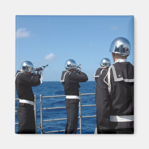 Íman Os marinheiros ateiam fogo a uma saudação de arm