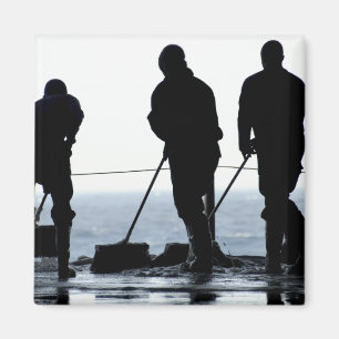 Íman Os marinheiros varrem para fora a baía do hangar