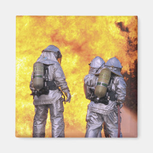 Íman Os sapadores-bombeiros extinguem um fogo de aviõe