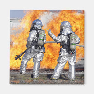 Íman Os sapadores-bombeiros lutam um fogo simulado