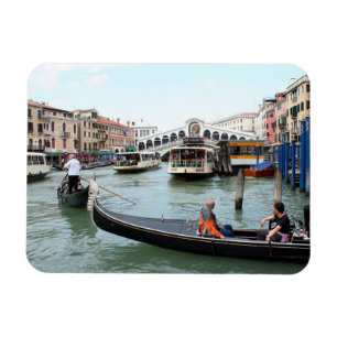 Íman Os turistas na gôndola olham a ponte de Rialto,