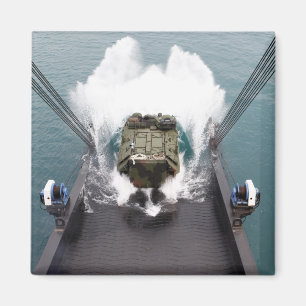 Íman Os veículos do assalto anfíbio desembarcam de US