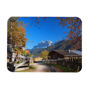 Íman Outono em uma vila nas dolomites em Italia