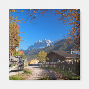 Íman Outono em uma vila nas dolomites em Italia
