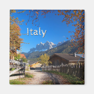 Íman Outono em uma vila nas dolomites em Italia