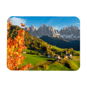 Íman Outono na paisagem de Dolomites com igreja