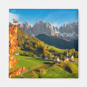Íman Outono na paisagem de Dolomites com igreja
