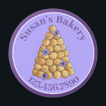 Íman Padaria pastelaria Chef Croquembouche Casamento Co<br><div class="desc">Design apresenta uma ilustração original de um croquembouche, um bolo de casamento francês tradicional feito com bolos de pastelaria de choux (sopros de creme), guarnecido com flores pansy roxas. Ideal para bolo de casamento, padaria, pastelaria francesa, planejador de casamento ou outros negócios relacionados a noivas ou casamento. Apenas personalize com...</div>