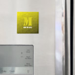 Íman Padrão de malha geométrica amarela Monograma<br><div class="desc">Monograma Personalize com seu nome e inicial personalizados. O padrão geométrico do gradiente amarelo triangular ombre. Malha geométrica triangular com design de gradiente máximo legal.</div>