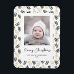 Íman Padrão Dourado de presentes preto-e-branco com scr<br><div class="desc">Envie cartões de natal personalizáveis e personalizados para amigos, colegas e familiares em um simples, minimalista, elegante, divertido, festivo e moderno ímã fotográfico! Um belo quadro de variedade de ouro e presentes de Natal pretos e presentes envoltos com fitas rodeia sua foto. A saudação "Feliz Natal" está escrita em caligrafia...</div>