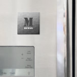 Íman Padrão geométrico da malha das cinzas leves Monogr<br><div class="desc">Monograma Personalize com seu nome e inicial personalizados. O padrão geométrico dos gradientes das cinzas claras triangular ombre. Malha geométrica triangular com gradiente de cinza leve.</div>
