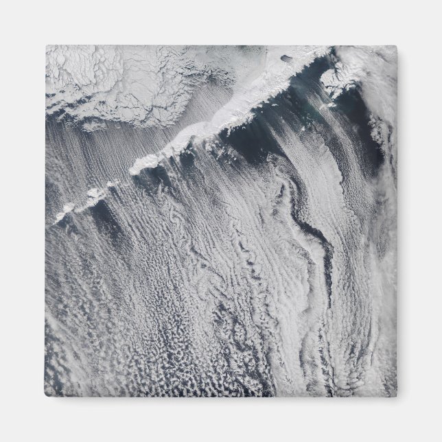 Íman Padrões em nuvem visíveis sobre a ilha de Aleutas (Frente)