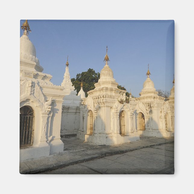 Íman Pagode Kuthodaw em Mandalay, conhecida como a (Frente)
