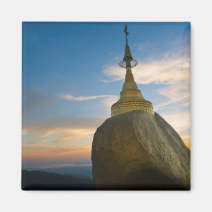 Íman Pagode Kyaiktiyo ao pôr do sol