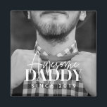 Íman Pai Incrível Desde 20XX Foto Elegante Simples<br><div class="desc">Esta design simples e moderna é composta por tipografia serif e cursiva e adiciona uma foto personalizada</div>