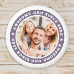 Íman Pai incrível desde a 20XX Foto simples moderna<br><div class="desc">Este design simples e moderno é composto por tipografia de serifa e adiciona uma foto personalizada. Pai incrível Desde 20XX " circula a foto do seu pai,  pai,  papai etc. Este é um presente perfeito para o seu Pai no seu aniversário,  dia de os pais,  natal,  etc.</div>
