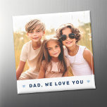 Íman Pai que te amamos, dia de os pais azul.<br><div class="desc">Imagem com sua foto personalizada e o texto "Pai,  nós te amamos",  abaixo flanqueado por corações azuis leves.</div>
