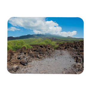 Íman paisagem de lava e montanha ao longo da trilha do