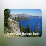 Íman Paisagem do Parque Nacional do Lago Crater<br><div class="desc">Íman flexível de 3 x 4 polegadas que apresenta uma foto cênica das águas azuis da safira e Ilha Wizard no Parque Nacional do Lago Crater,  localizado no estado noroeste do Pacífico,  Oregon. Faz um viagem de souvenir excelente!</div>