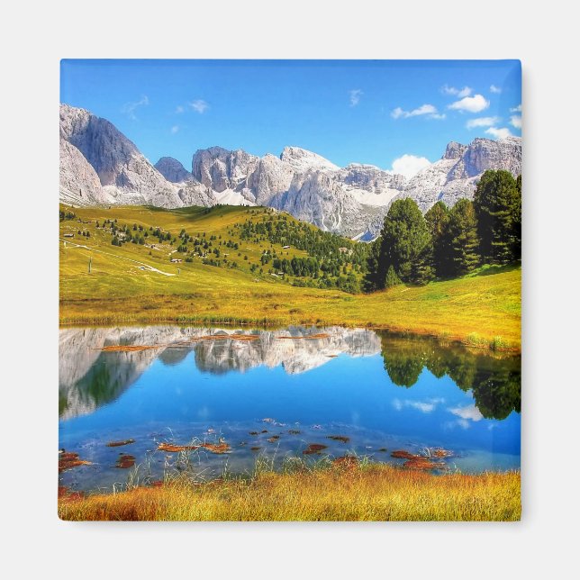 Íman Paisagem Verde com Montanhas Pond e Snowy (Frente)