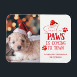 Íman Papais noeis - As patas estão chegando à foto de N<br><div class="desc">Papais noeis Paws está chegando à Cidade natalícia Fotografia e Tipografia com Diversão de Férias, Impressões de Santa Hat, Cachorro ou Gato, e texto do roteiro de tendências em Vermelho Brilhante. Uma citação engraçada e fofa para os Pet-Lovers de Natal, feriados e época de inverno. Divertido para toda a família!...</div>