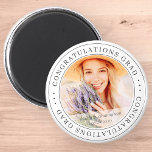 Íman Parabéns Formando Foto Elegante Simples Moderna<br><div class="desc">Este design simples e clássico é composto por tipografia serif e adiciona uma foto personalizada.</div>