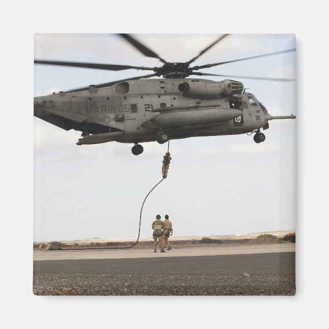 Íman Pararessalvo da Força Aérea dirige um dispositivo  (Frente)