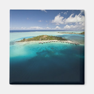 Íman Parasailing sobre a bela lagoa de Bora