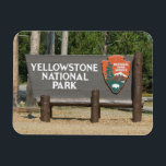 Íman Parque Nacional Yellowstone, placa, Wyoming, EUA<br><div class="desc">Fotografia de alta definição do sinal de boas-vindas Yellowstone National Park,  Wyoming,  Estados Unidos. Visite o compro Zazzle Carolina Photo To Go para outros produtos e fotografia.</div>