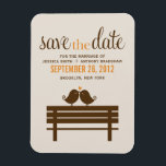Íman Pássaros do Amor no Park Bench Wedding<br><div class="desc">Casamento Salve os anúncios de data ou favores apresentam uma ilustração adorável de dois pássaros empoleirados em uma bancada de parque. Perfeito para qualquer outono, inverno, verão ou casamento da primavera. Visite nossa loja para fazer a correspondência de produtos e mais papelaria de noiva, como convites para casamento, notas de...</div>