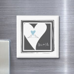 Íman Pássaros personalizados com amor, coração azul cla<br><div class="desc">O design do produto apresenta duas pombas brancas que se revoltam e procuram um coração azul claro para cima. Pombas brancas são símbolos de amor, sorte, paz e prosperidade. Esta simples ilustração de aves faz um belo ímã moderno e único com texto personalizado para casamento, aniversário ou qualquer outra ocasião...</div>