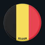 Íman Patriótico de encantamento do pavilhão belga<br><div class="desc">O Patriótico Magneta Belga, encantador, com a bandeira da Bélgica, por todo o ímã. O nome do país é sutilmente integrado no design na parte inferior. O texto é totalmente personalizável usando o recurso "Personalizar!". Este belo Magnet belga é o presente na moda para qualquer ocasião. © 2022 PaísesDoMundo</div>