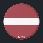 Íman Patriótico de encantamento do pavilhão da Letónia<br><div class="desc">Letônia Bandeira Encantadora Magneta Patriótica com a bandeira letã exibida por todo o ímã. O nome do país é sutilmente integrado no design na parte inferior. O texto é totalmente personalizável usando o recurso "Personalizar!". Este belo Magnet da Letónia é o presente na moda para qualquer ocasião. © 2021 PaísesDoMundo...</div>