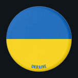 Íman Patriótico encantador de pavilhão da Ucrânia<br><div class="desc">O Patriótico Magneta de Encantamento de Bandeiras da Ucrânia com a bandeira da Ucrânia exibida por todo o ímã. O nome do país é sutilmente integrado no design na parte inferior. O texto é totalmente personalizável usando o recurso "Personalizar!". Este belo Magnet da Ucrânia é o presente na moda para...</div>