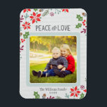 Íman Paz e Amor | Foto de Férias<br><div class="desc">O moderno ímã fotográfico de feriado em estilo florestal apresenta "Peace & Love" com texto personalizado, e ilustrações de folhas sagradas de Natal, bagas, poinsetos, galhos de pinheiros e bolotas que enquadram a foto quadrada. O fundo tem uma aparência sutil de textura de cinzas leves. Design inclui cores vermelha, arrojada,...</div>